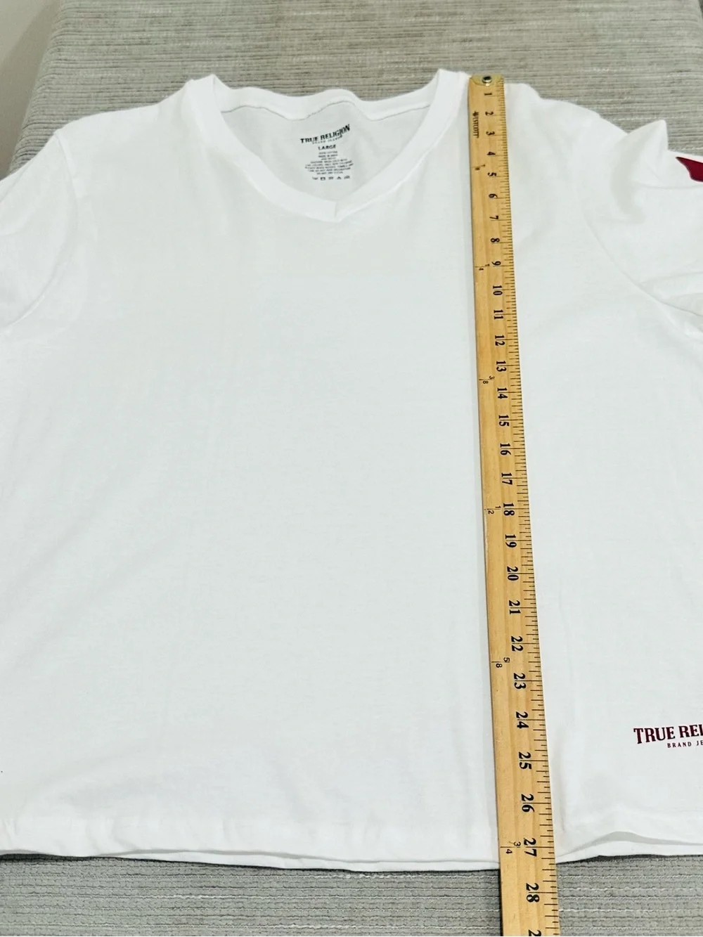 True Religion Men's White V-Neck T-Shirt Size L Maroon Horseshoe Logo